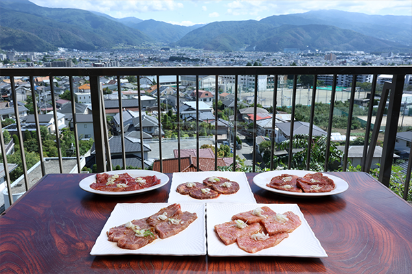 松本城の天守閣を望む絶景焼肉店